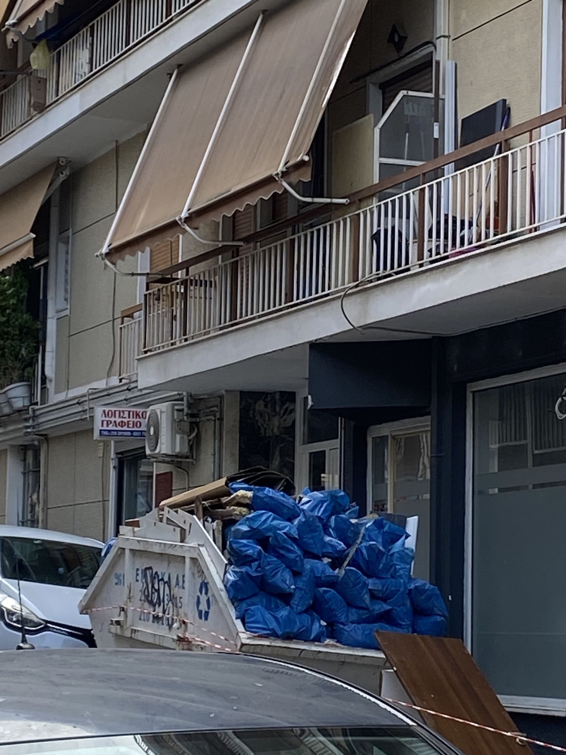 Πραγματικό έργο Ftiaksto — γκρεμίσματα και αποκομιδή μπάζων