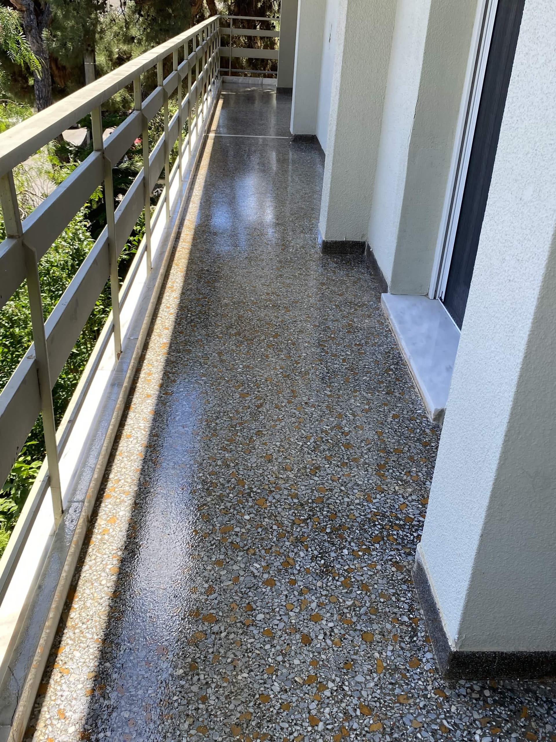 Πραγματικό έργο Ftiaksto — μπαλκόνι πολυκατοικίας