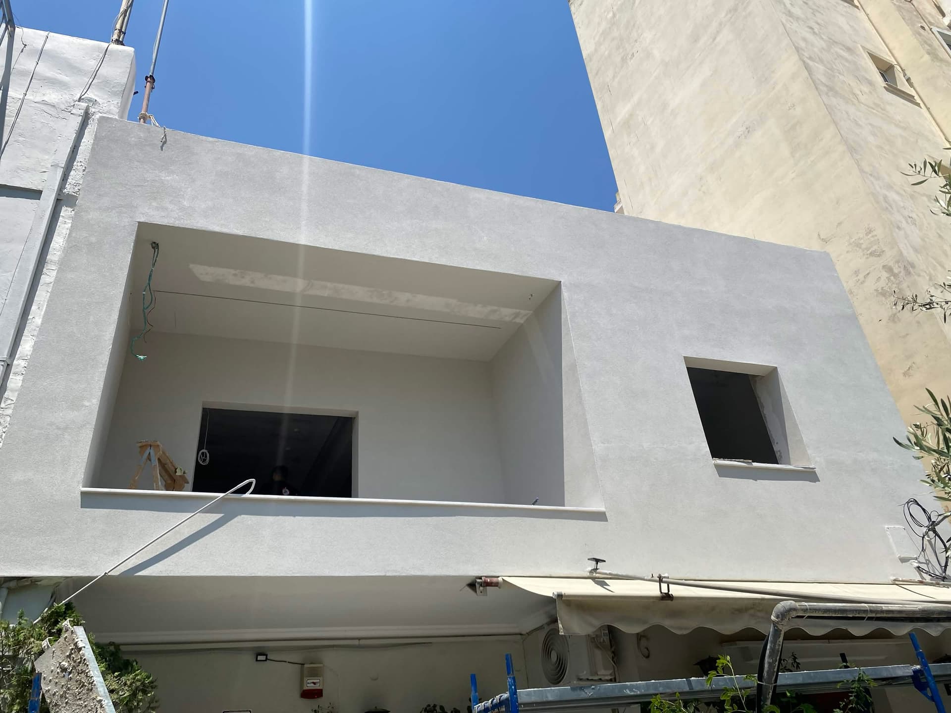 Πραγματικό έργο Ftiaksto — θερμοπρόσοψη με μπαλκόνι